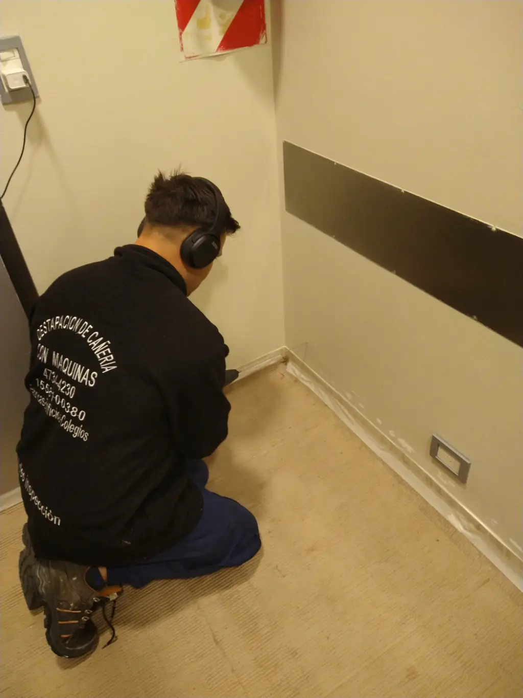 Técnico marcando punto exacto de fuga de agua detectada